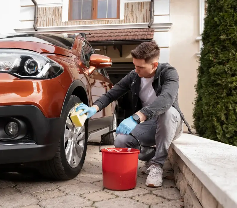 Lavage auto à domicile Saint-Jean-de-Sauves : professionnel intervenant sur un véhicule